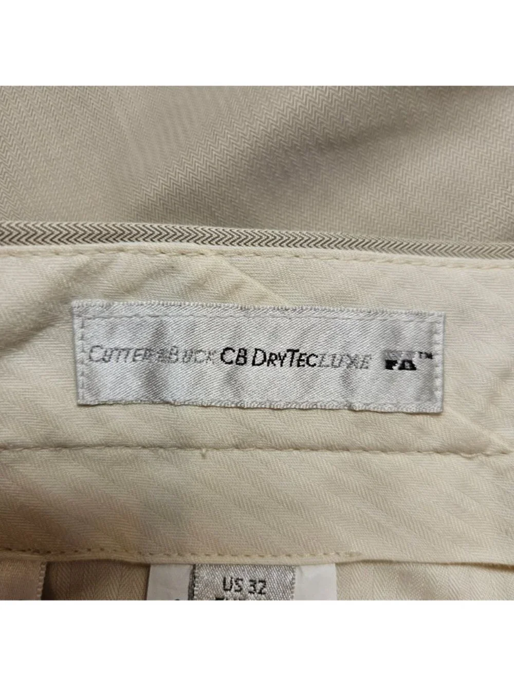 Cutter & Buck CB drytecl lux Shorts Mens 32 pleated Tan pleated golf business